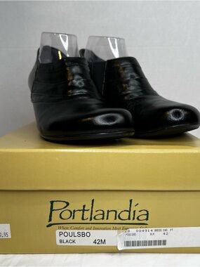 Portlandia Black leather slip on shoes Poulsbo Women’s Size 42M/10 US